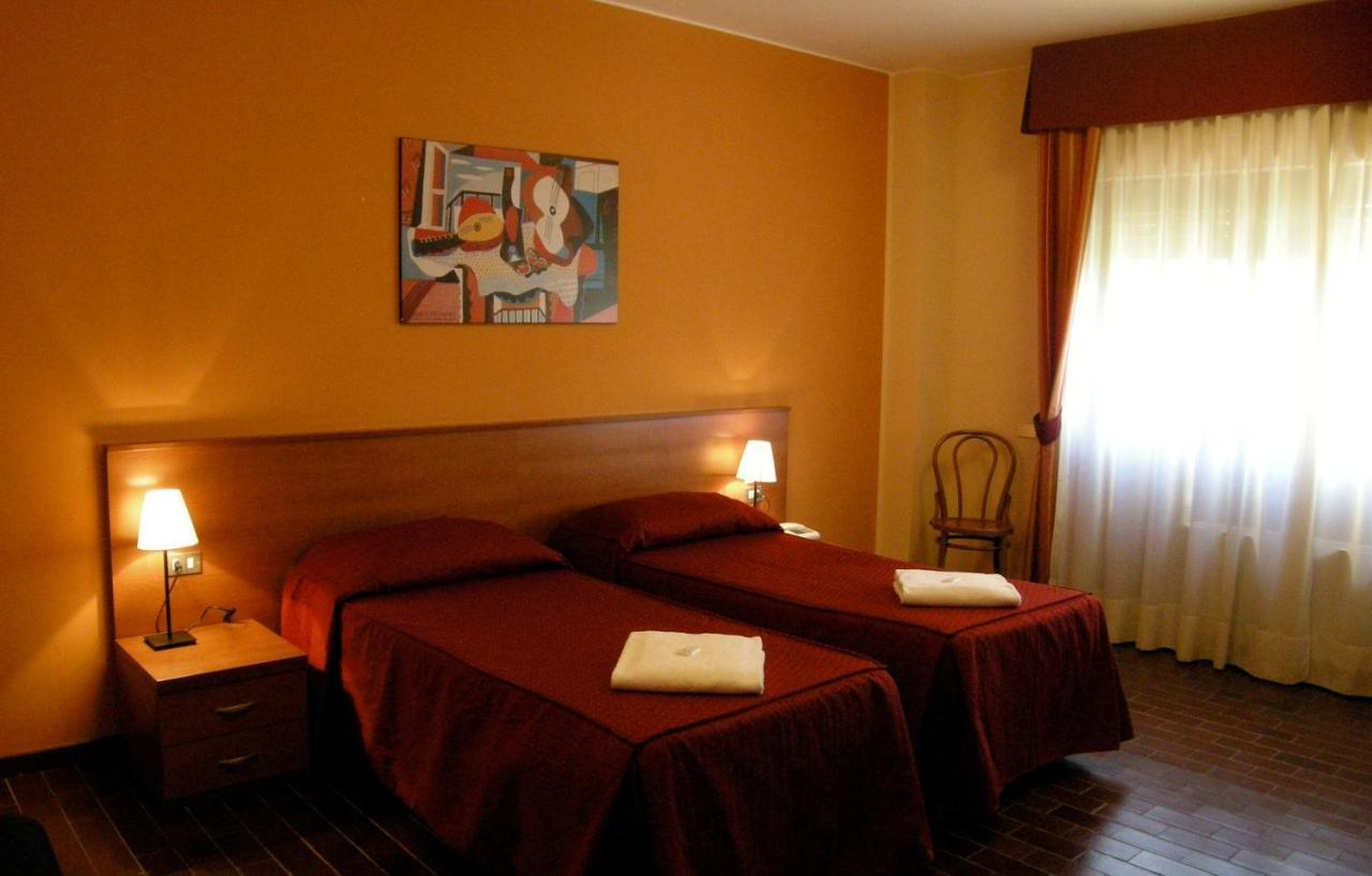 Hotel Forum Rozzano Zimmer foto